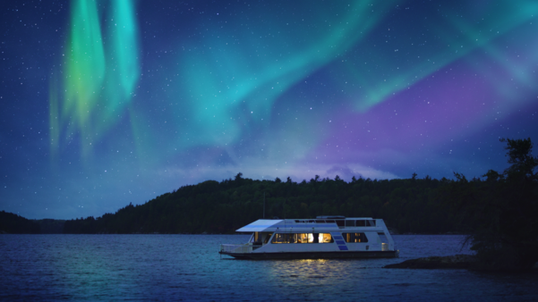 Northern-Lights-with-houseboat-Voyageurs-National-Park