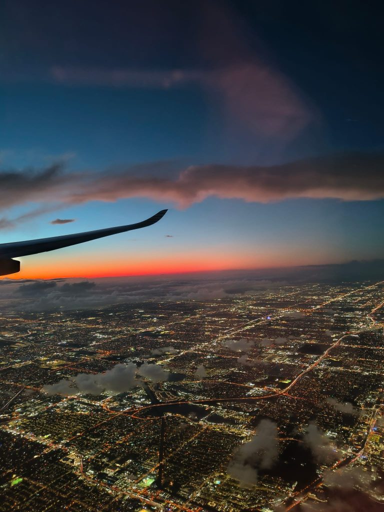 Avondlucht en stad Miami vanuit vliegtuigraam