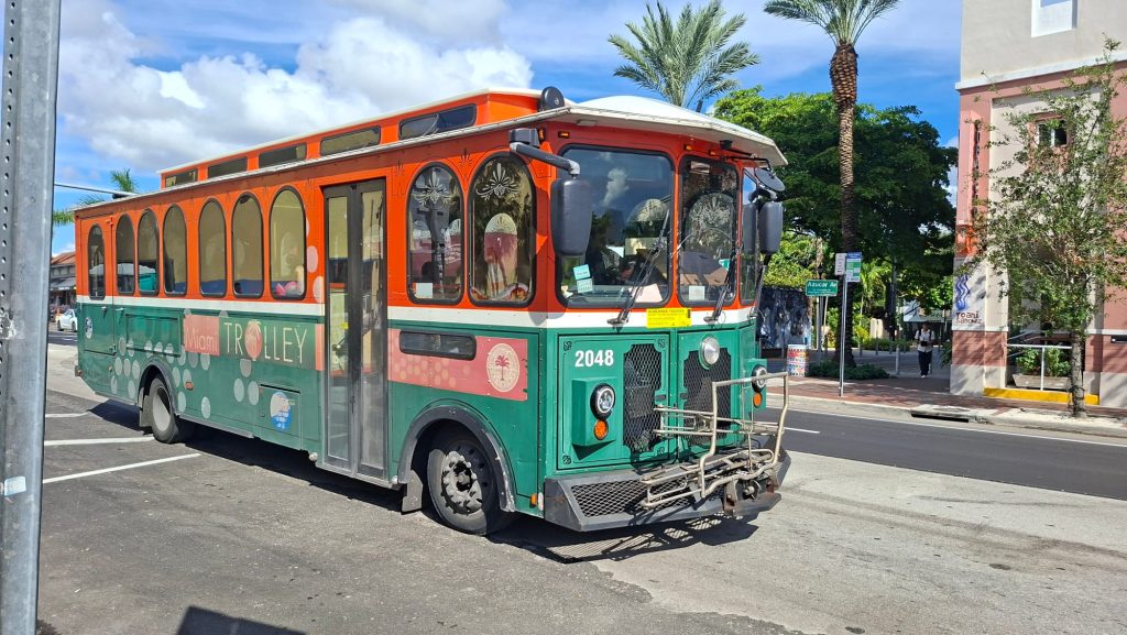 Groene en oranje Miami Trolley bus