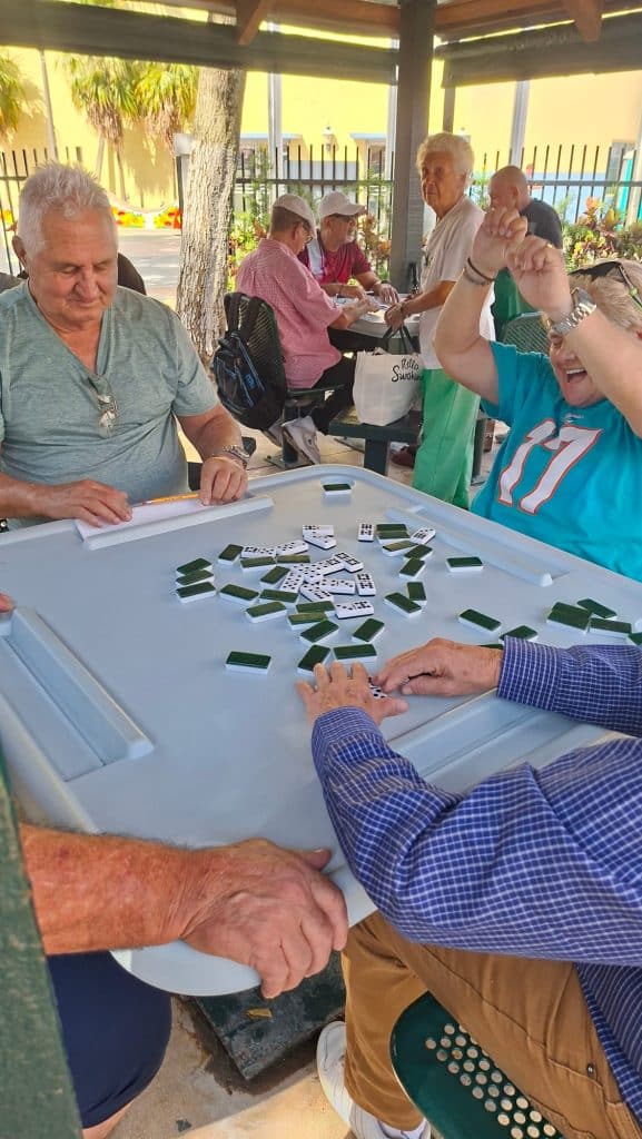 Ouderen spelen domino in Little Havana Miami